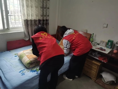 怀宁凉亭乡 暖心陪伴 情暖母亲节 日用杂品